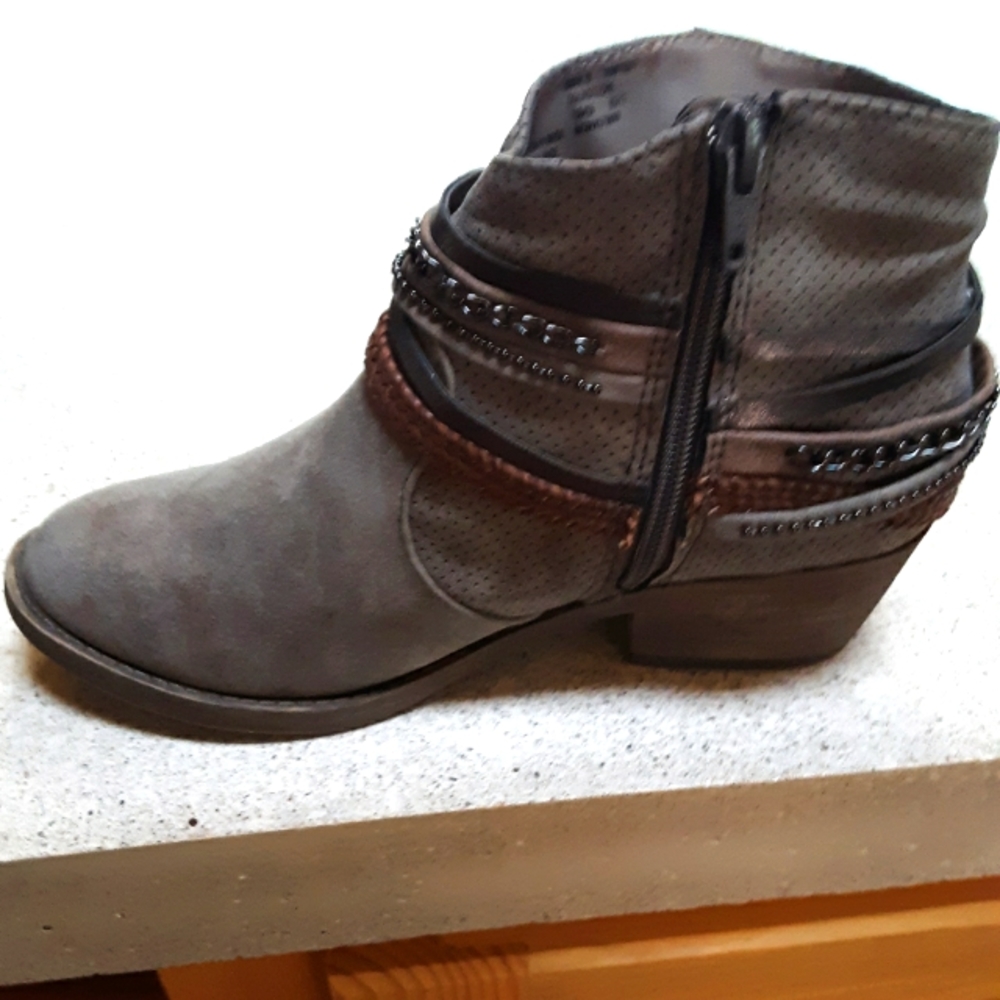 Soft manmade upper bootie, worn once or twice